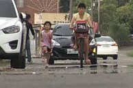 Mẹ đạp xe để bé gái 6 tuổi chạy bộ theo sau tới trường, nhiều người chỉ trích nhưng sự thật đằng sau mới bất ngờ