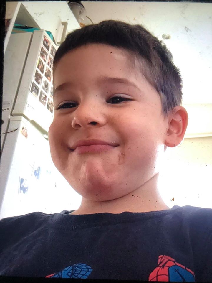 Thấy con ngồi học mãi một tư thế, bà mẹ lên phòng kiểm tra thì đứng hình khi biết sự thật, còn cư dân mạng không ngừng khen: Thiên tài-1