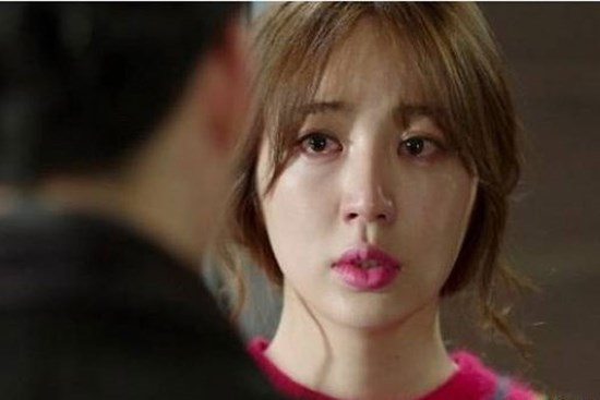 Mẹ chồng hồ hởi dẫn dượng về ra mắt, cho đến khi giáp mặt người đàn ông ấy thì con dâu hóa đá không cất nổi một tiếng chào