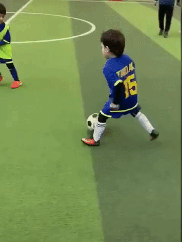 Người dân Trung Quốc phát cuồng với cậu bé 6 tuổi sở hữu khả năng đi bóng như Messi, Neymar-1
