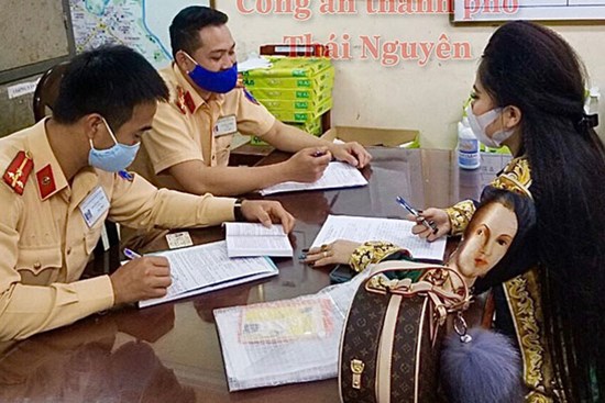 Cô gái lái xe ngược chiều, livestream chửi bới bị phạt 4 triệu