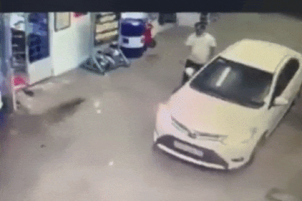 Dừng ô tô vào trạm đổ xăng, tài xế này đã có hành động cực xấu xí gây phẫn nộ