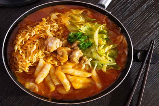 Chớ coi thường mì ăn liền, nấu thế này thì ngon xuất sắc lại đủ chất cho bữa sáng