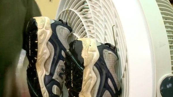 Đi mưa về, hãy làm điều này ngay để giữ giày không bị hôi và nhà lại sạch đẹp-7