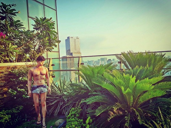 Khu vườn ngập tràn hoa và cây xanh trong căn villa trên không trị giá hơn 70 tỷ đồng của Nathan Lee-3