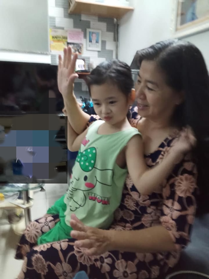 Con gái Mai Phương đoàn tụ với ông bà ngoại-2