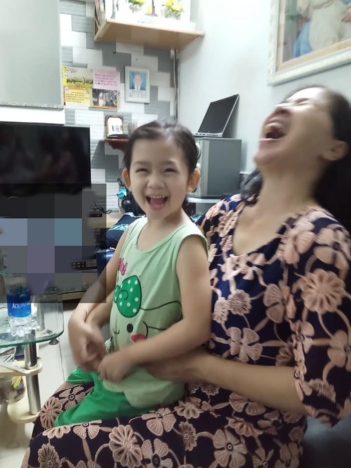 Con gái Mai Phương đoàn tụ với ông bà ngoại-6