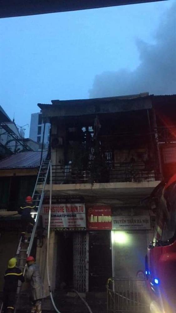 Hà Nội: Ngôi nhà trong phố cổ lại bốc cháy sau 3 ngày xảy ra hỏa hoạn-1
