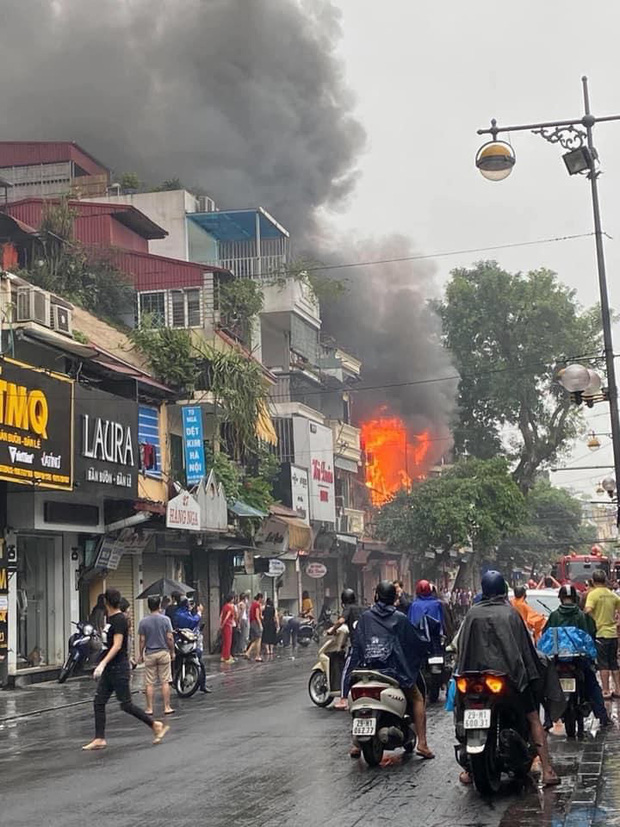 Hà Nội: Ngôi nhà trong phố cổ lại bốc cháy sau 3 ngày xảy ra hỏa hoạn-2