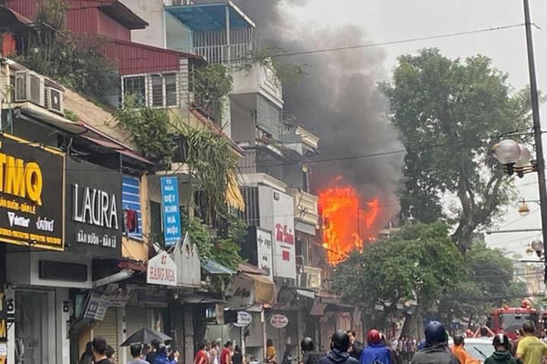 Hỏa hoạn khiến quán bar tại TP Vinh bốc cháy ngùn ngụt trong đêm-3