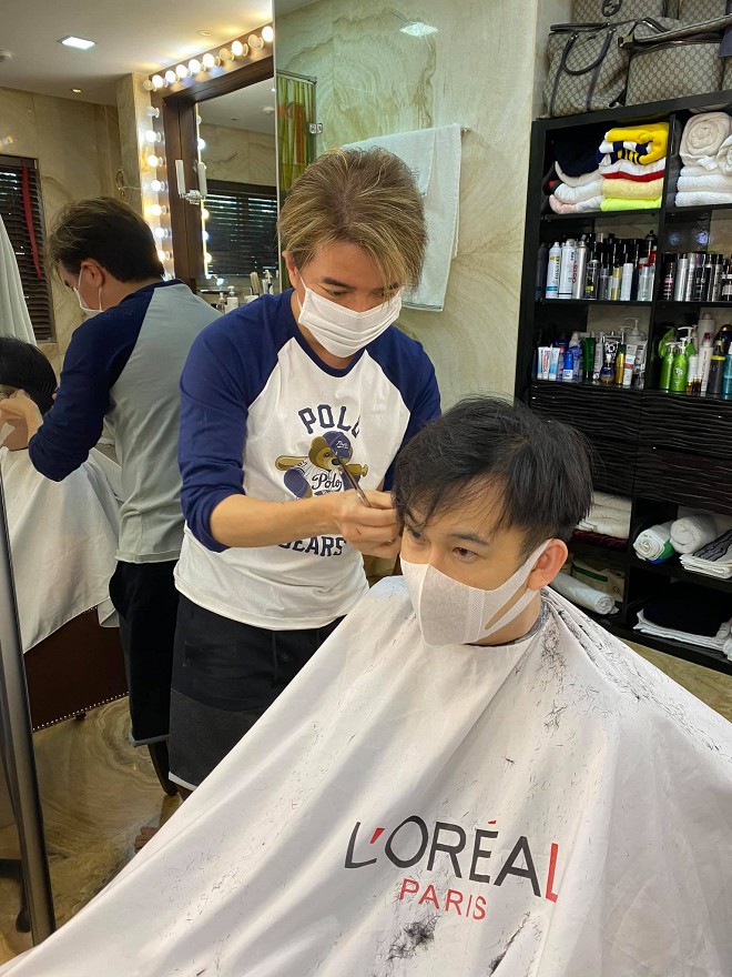 Khi dịch vụ làm tóc vẫn chưa mở cửa, Đàm Vĩnh Hưng trở lại nghề cũ nhưng chỉ phục vụ duy nhất vị khách này-7