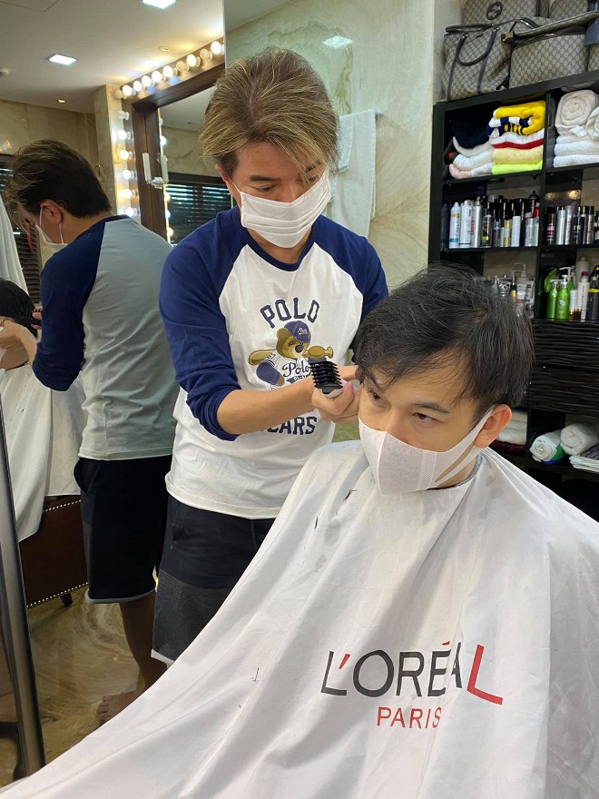 Khi dịch vụ làm tóc vẫn chưa mở cửa, Đàm Vĩnh Hưng trở lại nghề cũ nhưng chỉ phục vụ duy nhất vị khách này-4