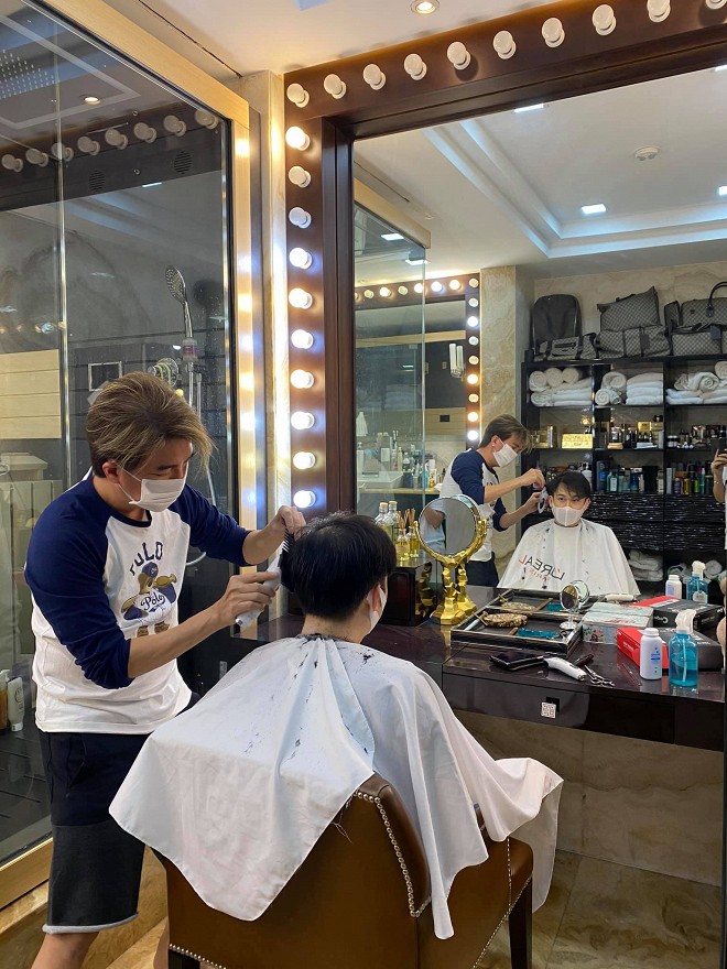 Khi dịch vụ làm tóc vẫn chưa mở cửa, Đàm Vĩnh Hưng trở lại nghề cũ nhưng chỉ phục vụ duy nhất vị khách này-5