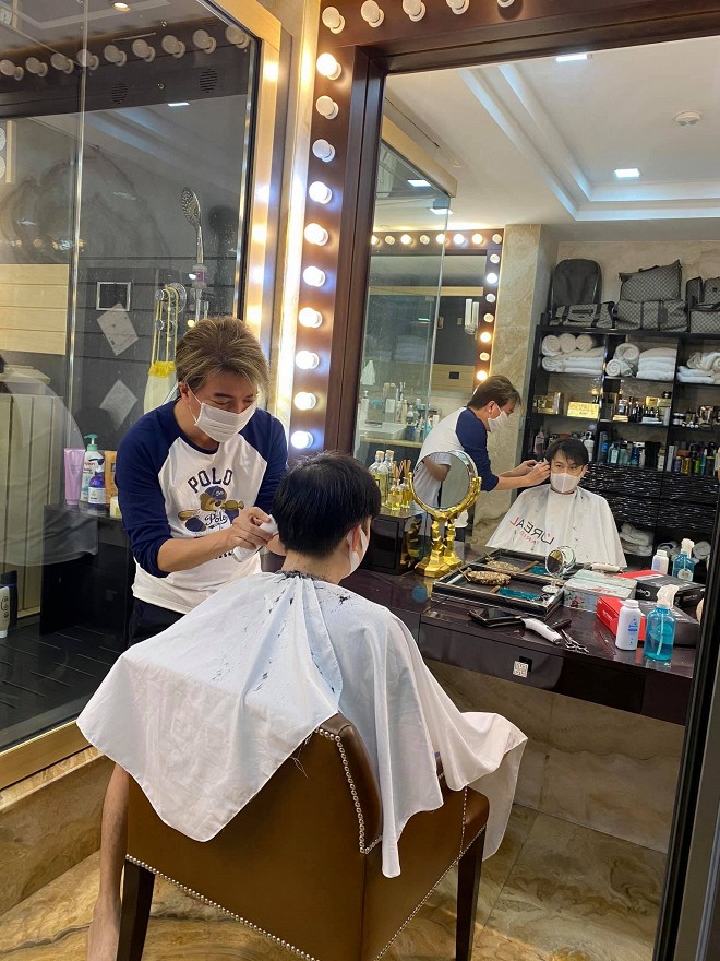 Khi dịch vụ làm tóc vẫn chưa mở cửa, Đàm Vĩnh Hưng trở lại nghề cũ nhưng chỉ phục vụ duy nhất vị khách này-6