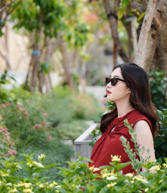 Hoa hậu Đặng Thu Thảo lần đầu khoe bụng bầu to vượt mặt và tiết lộ thời gian dự sinh con thứ 2-3