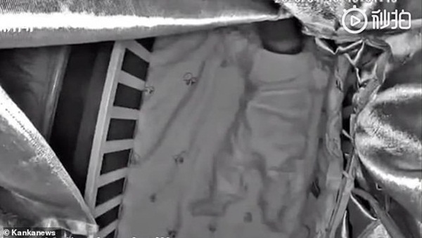 Cho con 3 tháng nằm úp theo khóa học trên mạng, 2h sau người mẹ chết lặng khi quay lại-2