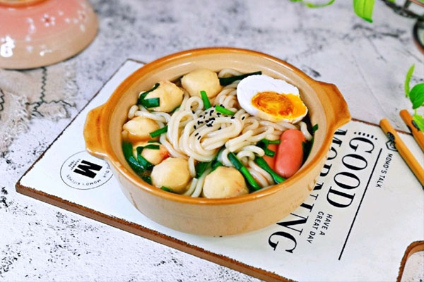 Đang ngồi giữa văn phòng có phần bún chả nhìn đến phát thèm mà không có bát lẫn đũa, cô nàng đã được dân mạng gợi ý cách ăn cực sáng tạo thế này-3