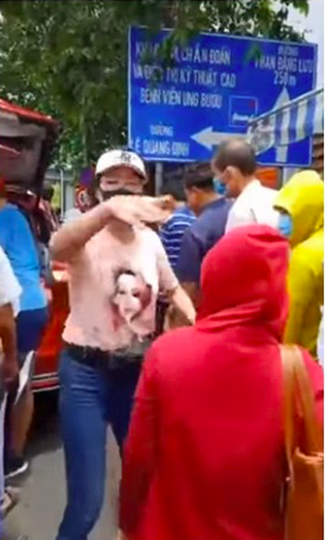 Trang Trần gây xôn xao khi lớn tiếng đuổi thẳng một người phụ nữ xin cơm, lý do là gì?-2