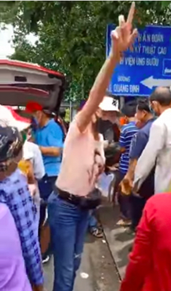 Trang Trần gây xôn xao khi lớn tiếng đuổi thẳng một người phụ nữ xin cơm, lý do là gì?-1