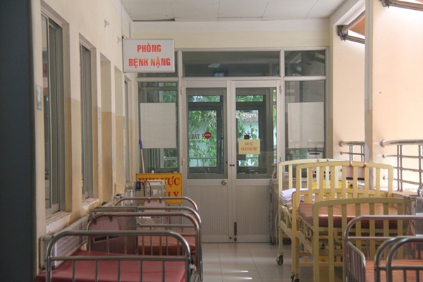 BV Bệnh Nhiệt đới TP.HCM: Phim phổi nam phi công người Anh mờ cả 2 bên, đông đặc toàn bộ bên phải-2