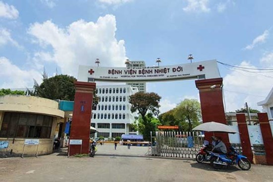 BV Bệnh Nhiệt đới TP.HCM: Phim phổi nam phi công người Anh mờ cả 2 bên, đông đặc toàn bộ bên phải