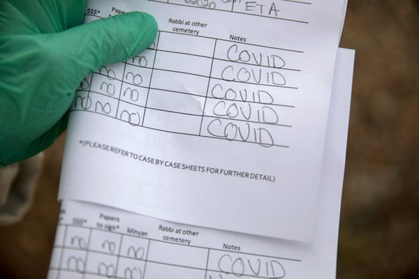 Công ty quan tài hết quan tài để bán và dòng chữ ớn lạnh trên bản danh sách tử vong ở New York-1