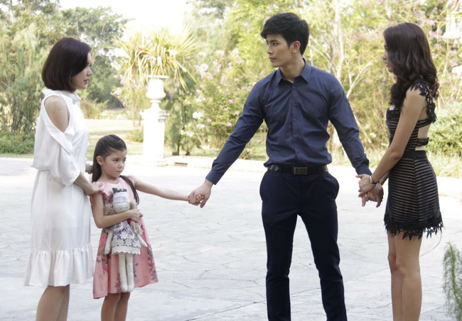 Chồng vội vàng xua đuổi đứa bé đen nhẻm chạy đến ôm chân, vợ nghi ngờ lén điều tra thì tá hỏa khi phát hiện thân thế thực sự của thằng bé-2