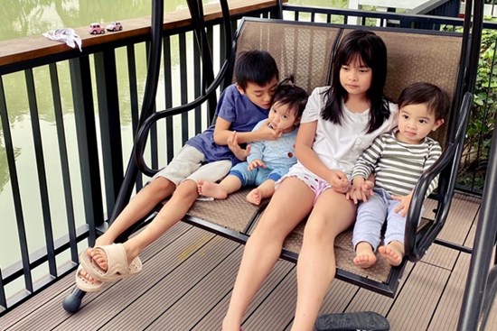 Cho các con tắm chung một bồn, Hằng Túi bất ngờ bị nhắc nhở và lời giải thích khiến mọi người im lặng