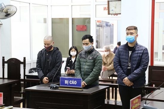 Nhân viên bệnh viện lớn ở Hà Nội bán trang phục phòng dịch giả