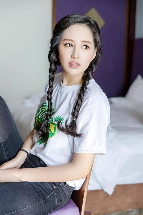 Diện đồ hiệu độc đáo hay bị chê, Mai Phương Thuý cứ khoác thiết kế cơ bản là ghi điểm-8
