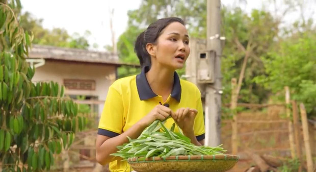 HHen Niê về quê tránh dịch để tiết kiệm chi phí, đặc biệt còn liên quan đến việc lấy chồng?-2