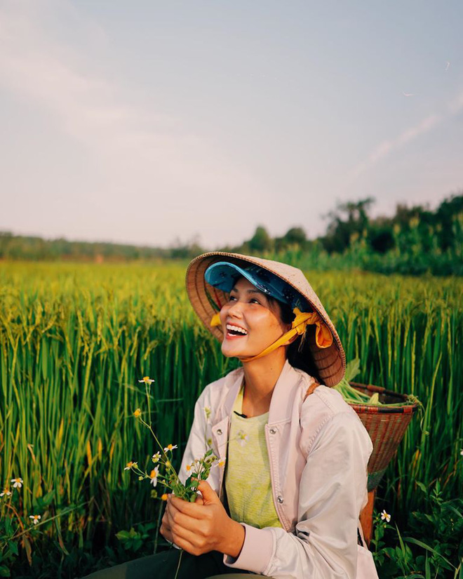 HHen Niê về quê tránh dịch để tiết kiệm chi phí, đặc biệt còn liên quan đến việc lấy chồng?-8