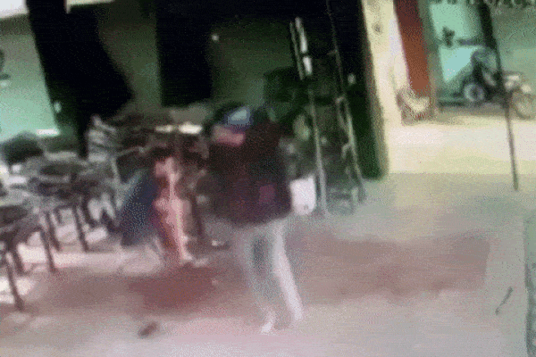 CLIP: Cú tạt đầu kinh hoàng khiến tài xế container đứng tim, dân mạng lao vào chỉ trích-2