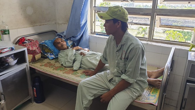 Nghi án tranh giành đất, cụ ông 74 tuổi bị con cháu rạch nát đầu-1