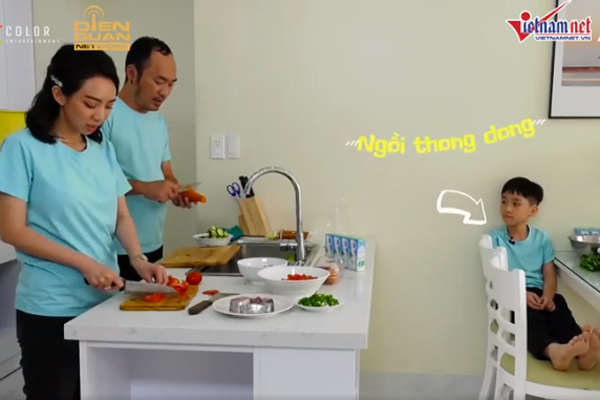 Va chạm mạnh tại ngã tư, ô tô ngửa bụng trượt dài trên đường-1