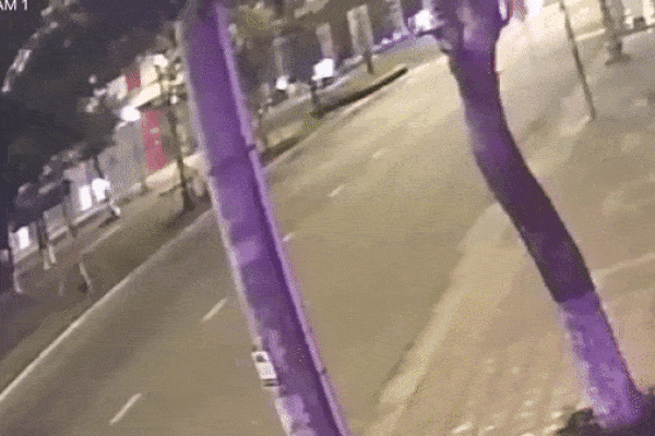 Va chạm mạnh tại ngã tư, ô tô ngửa bụng trượt dài trên đường