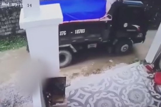 Nóng: Triệu tập tài xế xe tải lùi trúng bé trai rồi bê xác đi giấu và dùng cát xóa dấu vết ở Nghệ An