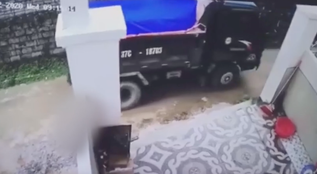Nóng: Triệu tập tài xế xe tải lùi trúng bé trai rồi bê xác đi giấu và dùng cát xóa dấu vết ở Nghệ An-1