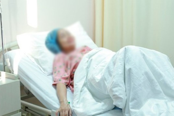 Nghe tin vợ cũ sắp cưới bèn hẹn gặp để dò la tình hình, khi người phụ nữ ấy xuất hiện thì anh giật mình đánh rơi vỡ cốc-2