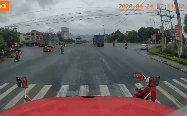 CLIP: Cú tạt đầu kinh hoàng khiến tài xế container đứng tim, dân mạng lao vào chỉ trích-1