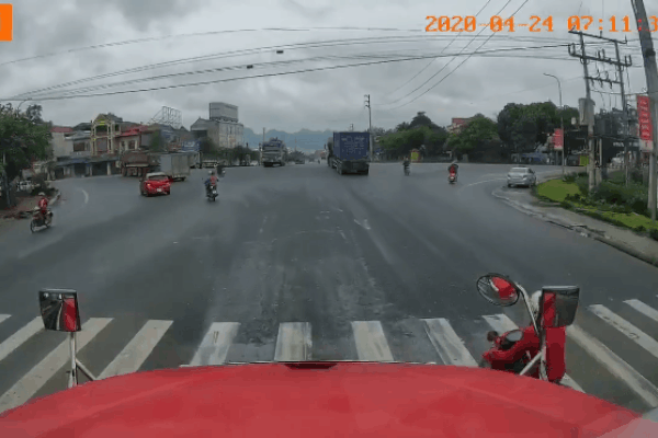 Xe chở gạo lật nghiêng rơi xuống sông, hình ảnh tài xế thất thần ngồi co ro trên bờ gây chú ý-4