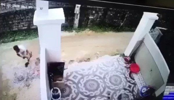 Vụ lùi xe tải cán chết bé trai hơn 1 tuổi rồi xóa dấu vết: Tạm giữ hình sự tài xế xe tải-1