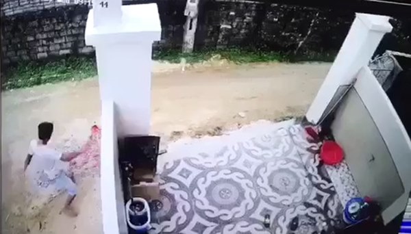 Vụ lùi xe tải cán chết bé trai hơn 1 tuổi rồi xóa dấu vết: Tạm giữ hình sự tài xế xe tải-2