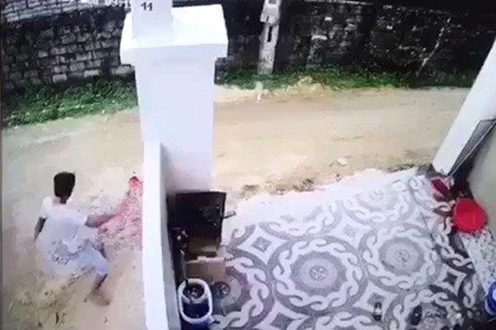 Vụ lùi xe tải cán chết bé trai hơn 1 tuổi rồi xóa dấu vết: Tạm giữ hình sự tài xế xe tải