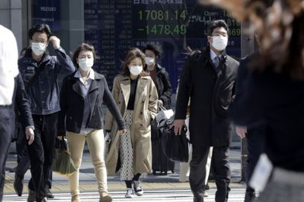 Nữ y tá Nga gây bão mạng vì mặc độc nội y dưới đồ bảo hộ, cư dân mạng chia làm 2 phe người khen kẻ chê tranh cãi quyết liệt-3