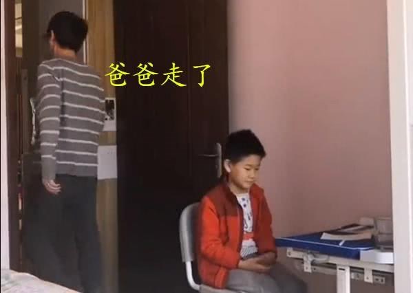 Ngày nào con trai cũng ngồi học tới nửa đêm mới xong dù không xem điện thoại, tivi, bố bí mật theo dõi thì phát hiện ra lý do-1