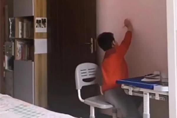 Ngày nào con trai cũng ngồi học tới nửa đêm mới xong dù không xem điện thoại, tivi, bố bí mật theo dõi thì phát hiện ra lý do-2