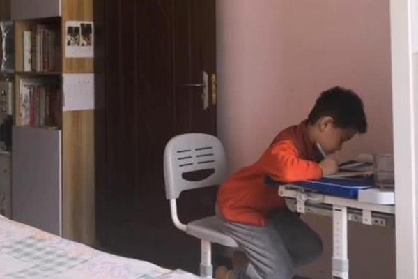 Ngày nào con trai cũng ngồi học tới nửa đêm mới xong dù không xem điện thoại, tivi, bố bí mật theo dõi thì phát hiện ra lý do-3