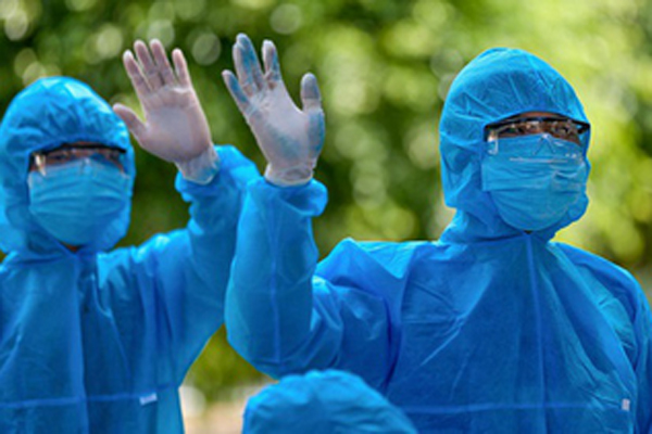 Vì sao làn da của hai bác sĩ mắc Covid-19 đổi màu?-2