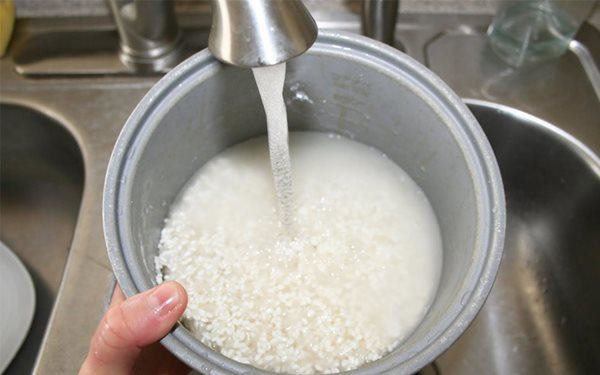 Boil rice in the pot and 9 mistakes that can damage a newly-purchased electric rice cooker-1
